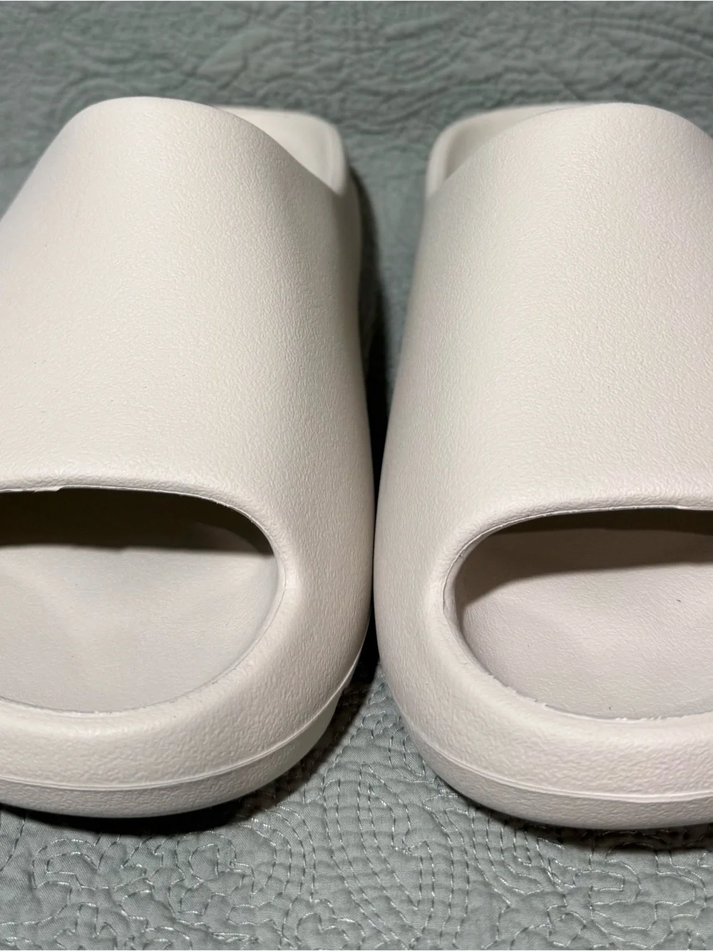 Yeezy Slides-Cream-Size 10 Men’s-New in Bag